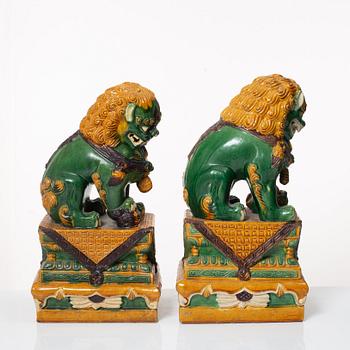 Fohundar, ett par, porslin, Kina, 1900-talets andra hälft.