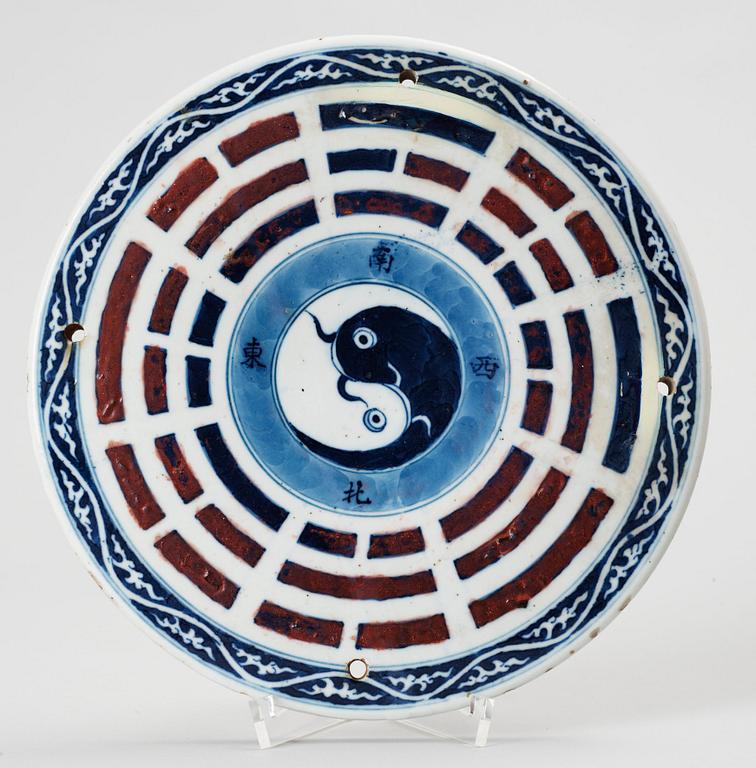 PLANKETT, porslin. Kina. 1900-tal.