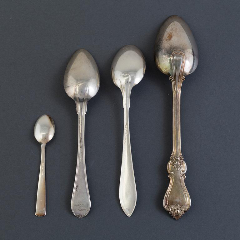 A set of 28 silver spoons, 19/20th century.