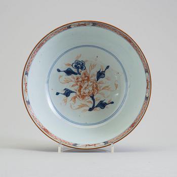 A imari export porcelain bowl, Qing dynasty, 18th century.