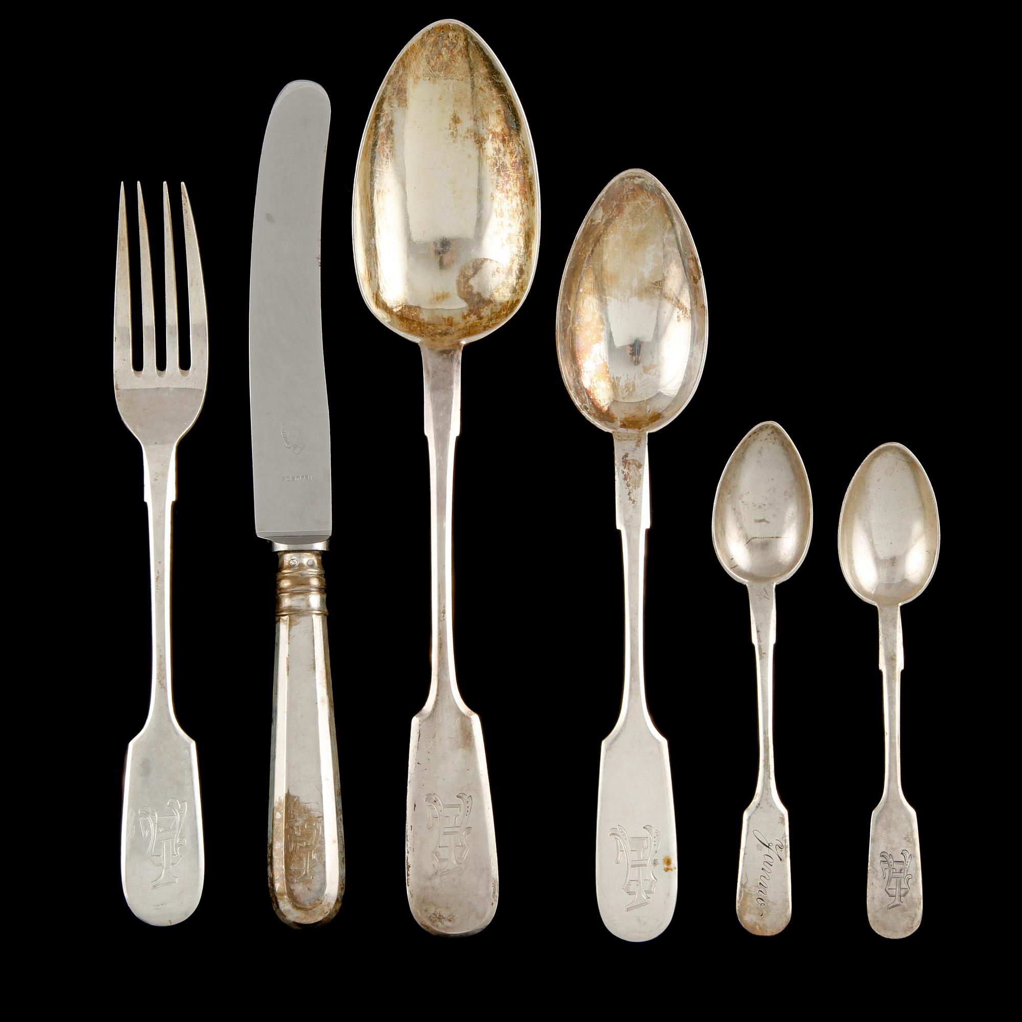 BESTICKSERVIS, 26 delar, silver, Estland, 1900-talets första hälft samt St Petersburg,Ryssland, 1889. Total vikt 1630 g.