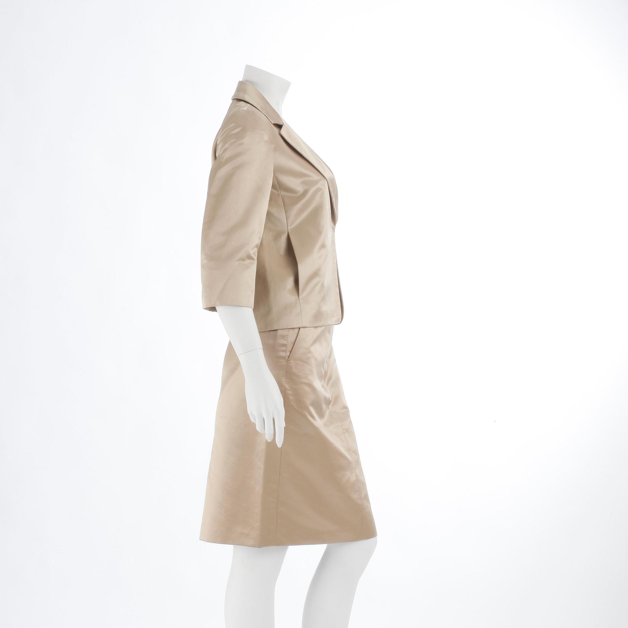 MAX MARA, dräkt bestående av kavaj samt kjol. Storlek 40.