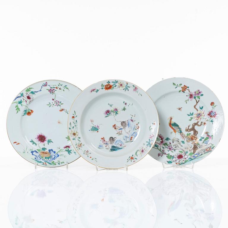 Tallrikar, tre stycken, porslin. Qingdynastin, 1700-tal.
