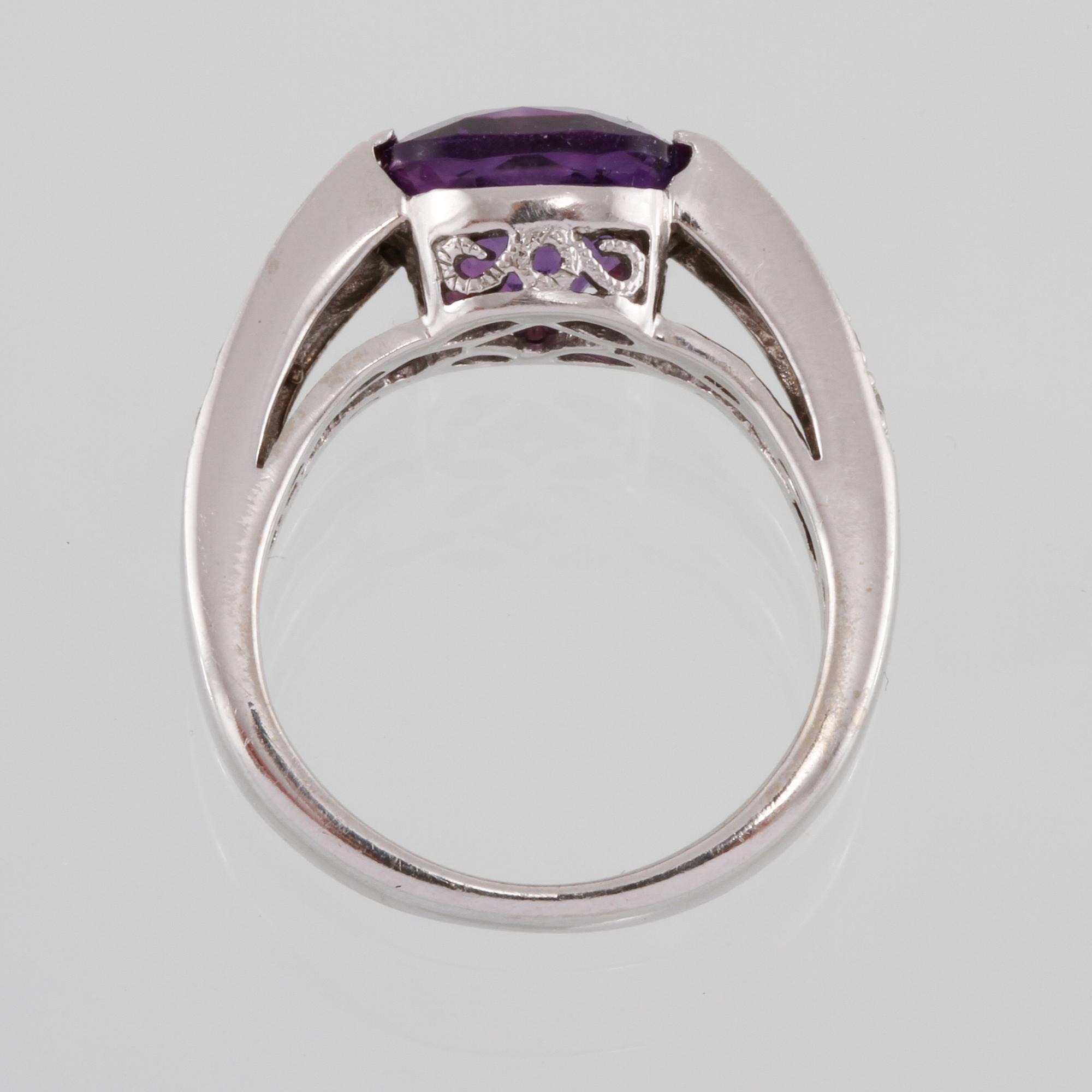 RING, 14k vitguld med checkerslipad ametist och 20 briljantslipade diamanter. Vikt 5 g.