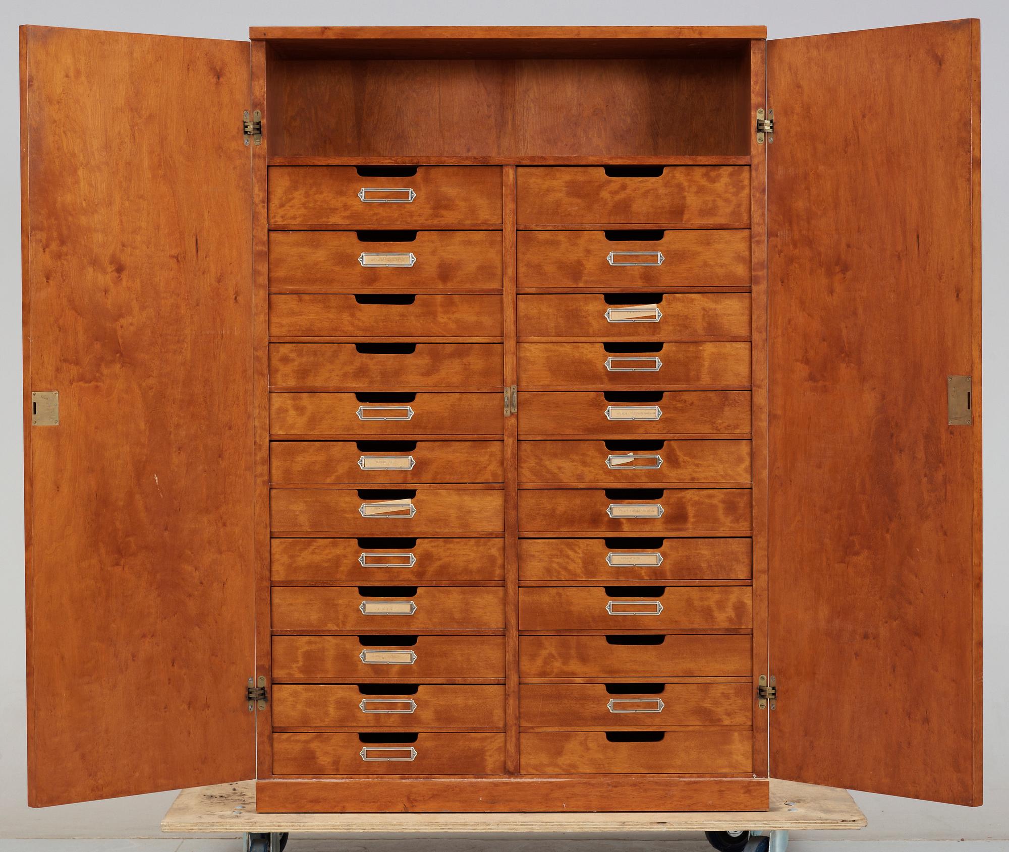 KLÄDSKÅP, 1930/40-tal.