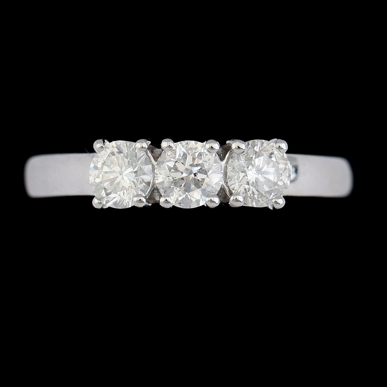 RING, 18K vitguld, 3 briljantslipade diamanter tot ca 0.97 ct.