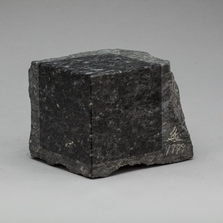 TAKASHI NARAHA, skulptur. Diabas. Signerad och daterad 1979.