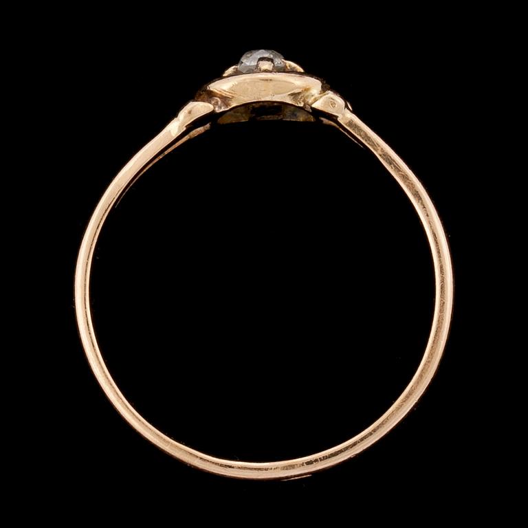 RING, 18k guld med fasettslipad diamant. Vikt ca 3 g.