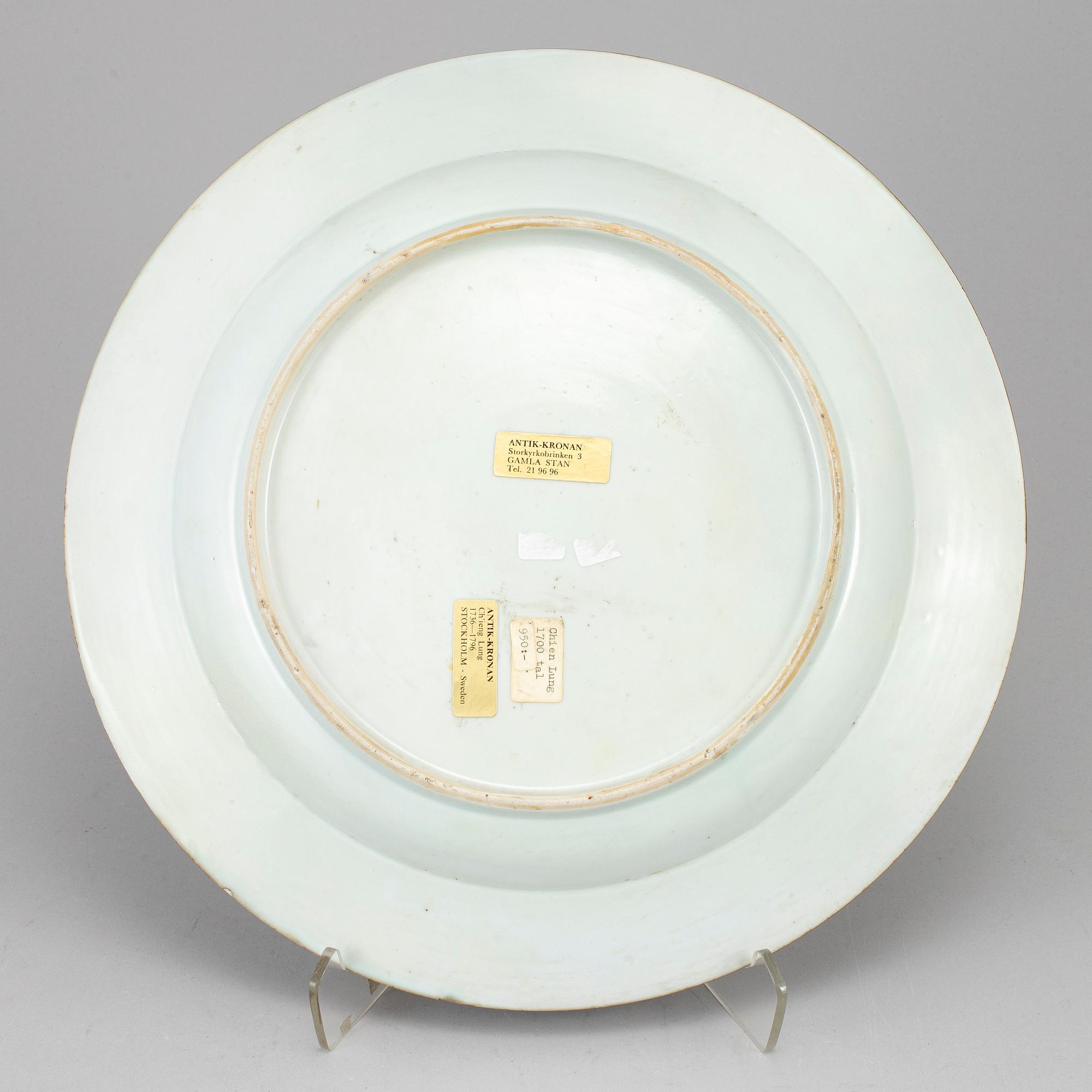 A blue and white serving dish, Qing dynasty, Qianlong (1736-95).