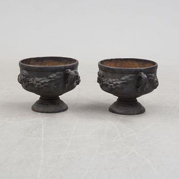 TRÄDGÅDSURNOR, ett par, 1900-talets början.