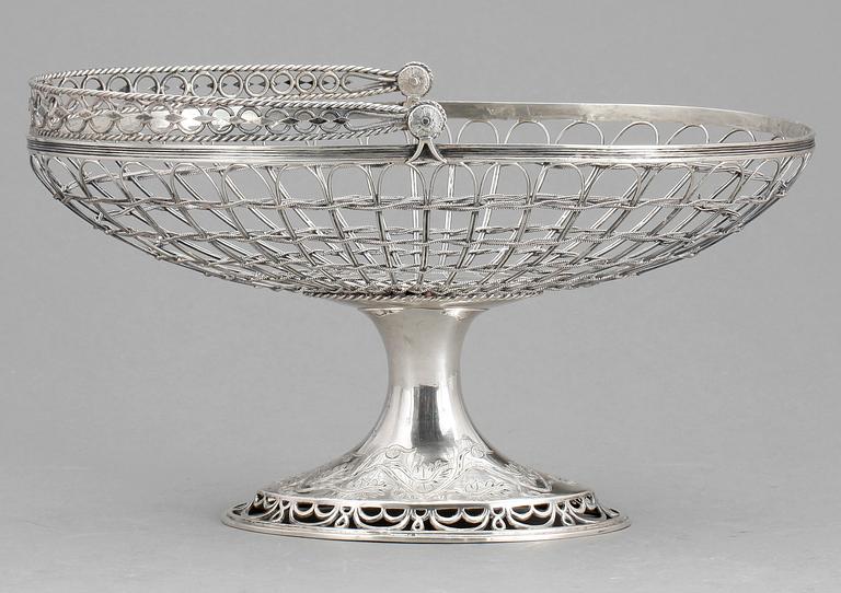 KORG, silver, empire, troligen Stockholm, 1816. Vikt 334 g.