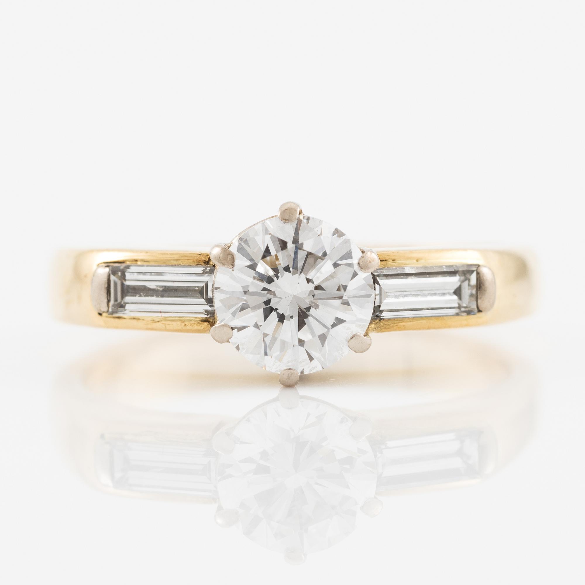 Ring 18K gold with a round brilliant-cut diamond.