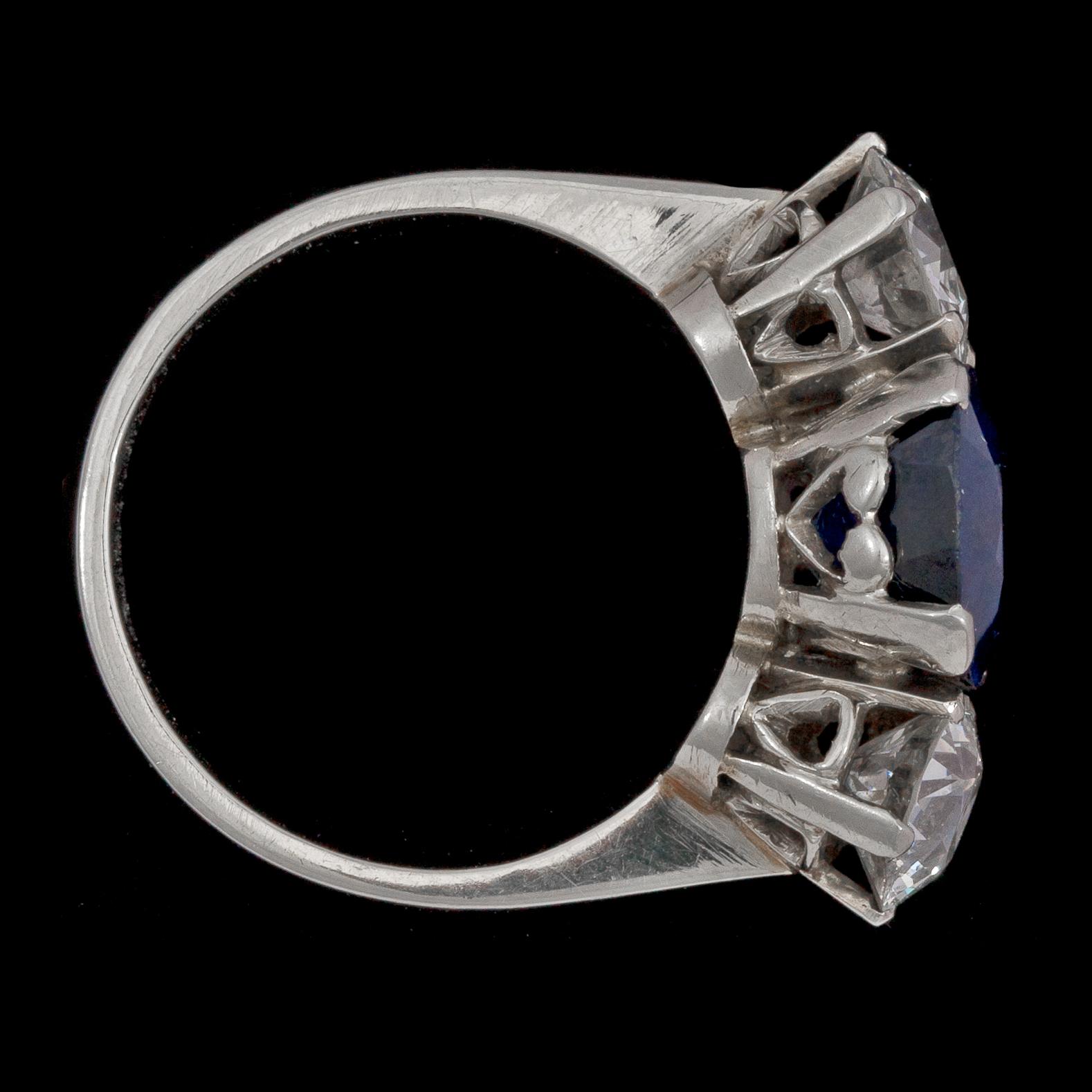 RING, fasettslipad blå safir med två briljantslipade diamanter, tot. ca 1 ct.