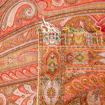 An early 1900s paisley shawl approx 290x160 cm.
