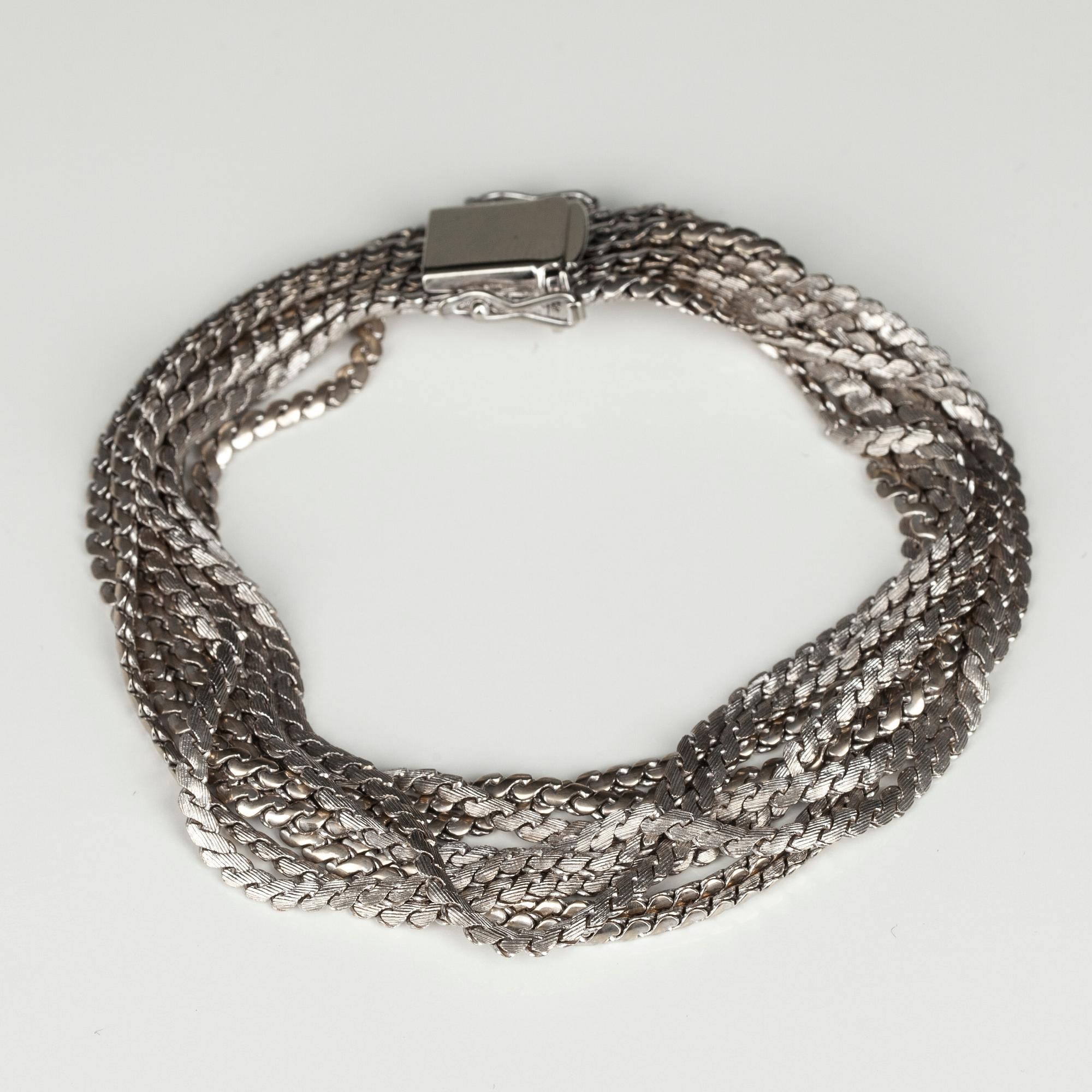 ARMBAND, 9-radigt. 18K vitguld. Mellaneuropa 1960-tal. Längd 19 cm, vikt 50 g.