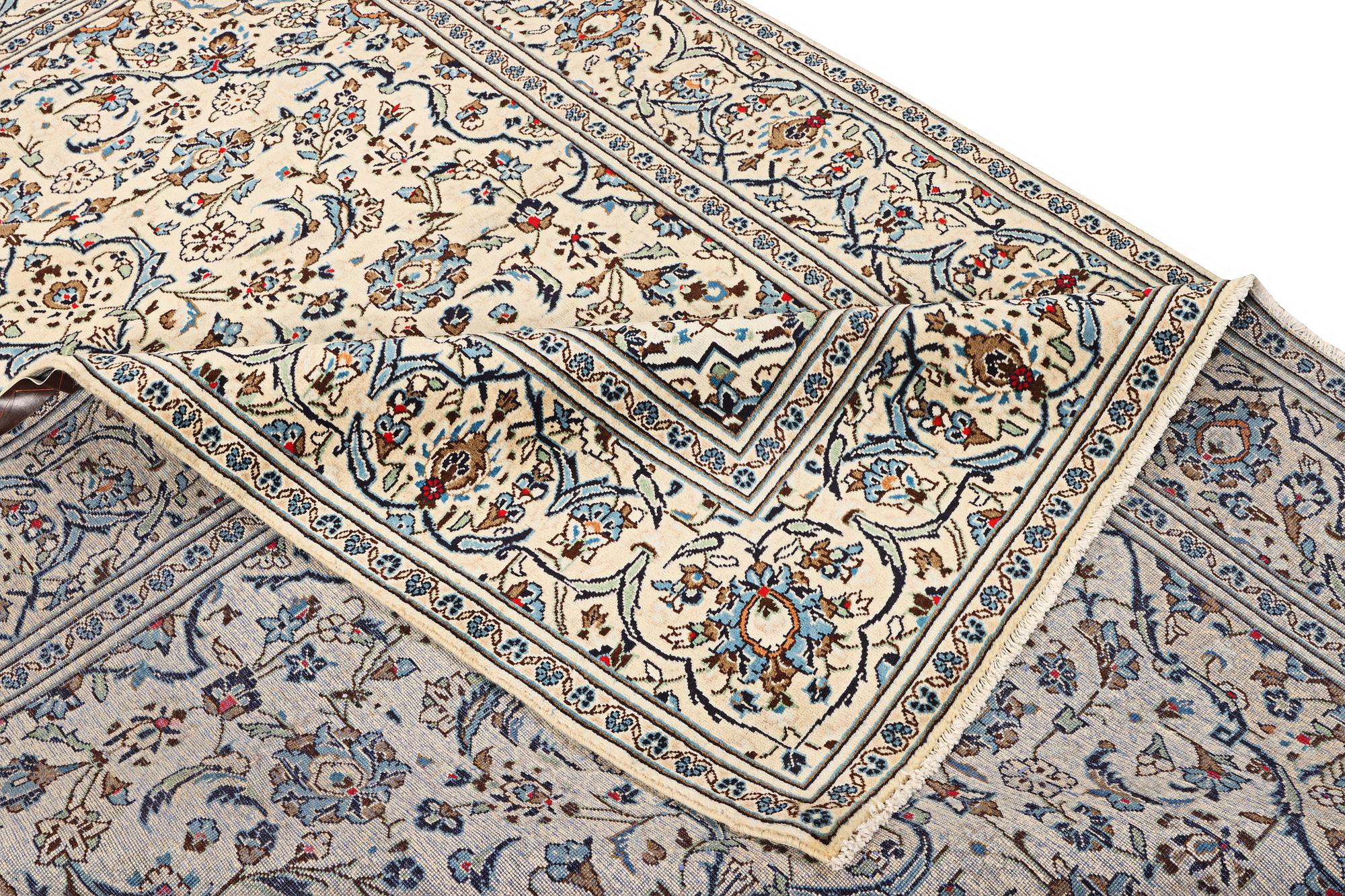 A Kashan carpet, c. 290 x 197 cm.