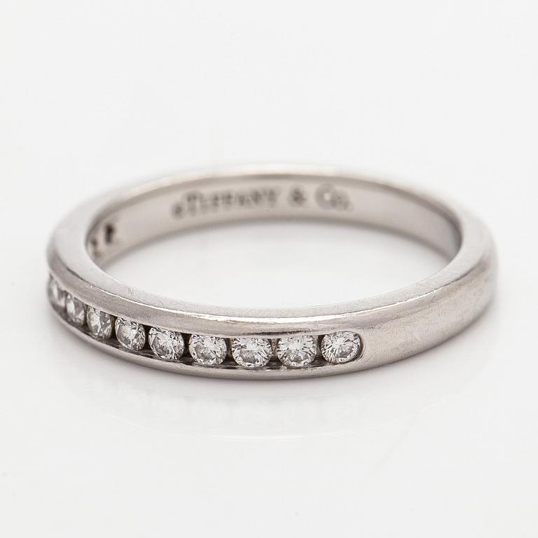 Tiffany & Co, sormus, "Tiffany Setting", platinaa ja briljanttihiottuja timantteja.