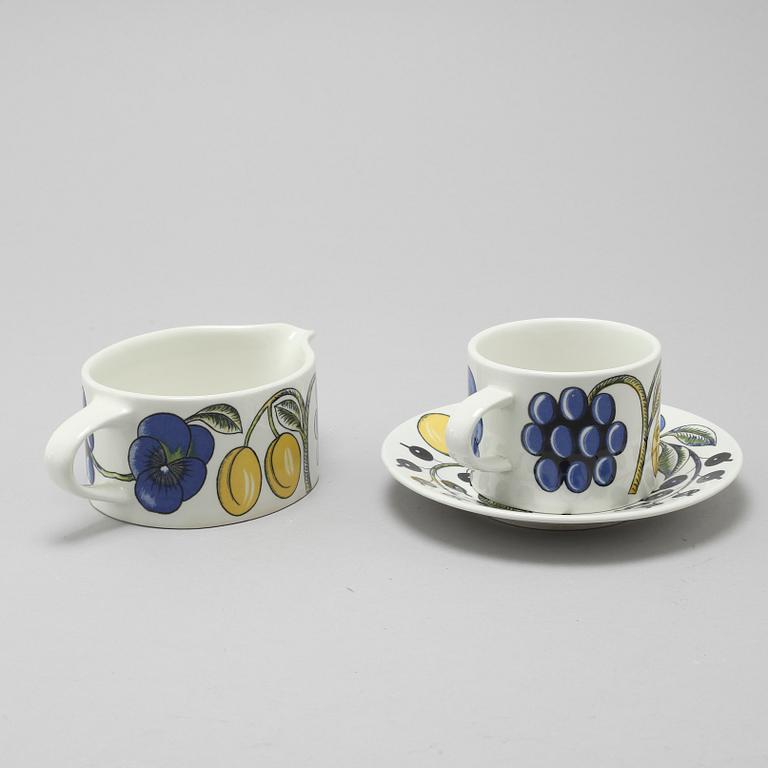 43 pieces of porcelain tableware by Birger Kaipiainen for Arabia, model "Paratiisi", second half of the 20th century.