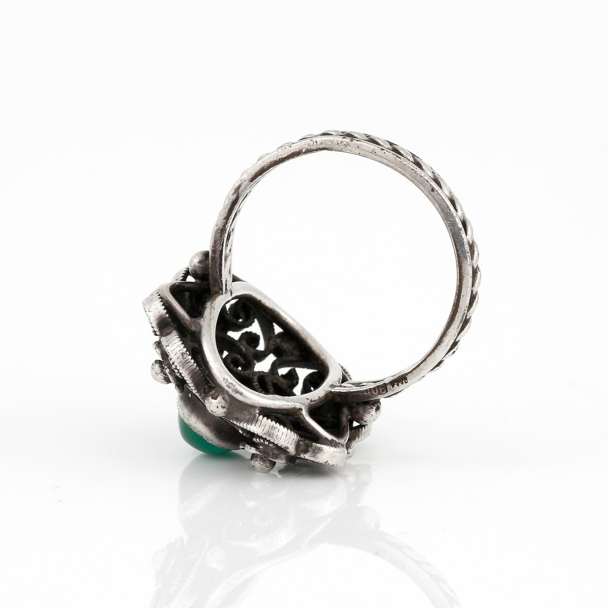 ARMBAND, HALSBAND samt RING, med cabochonslipade gröna stenar, silver.