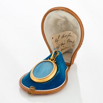 An 18K gold Möllenborg locket.