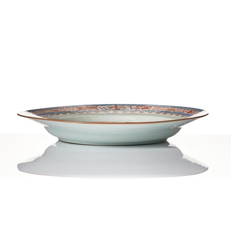 An imari verte dish and plate, Qing dynasty, early 18th Century.