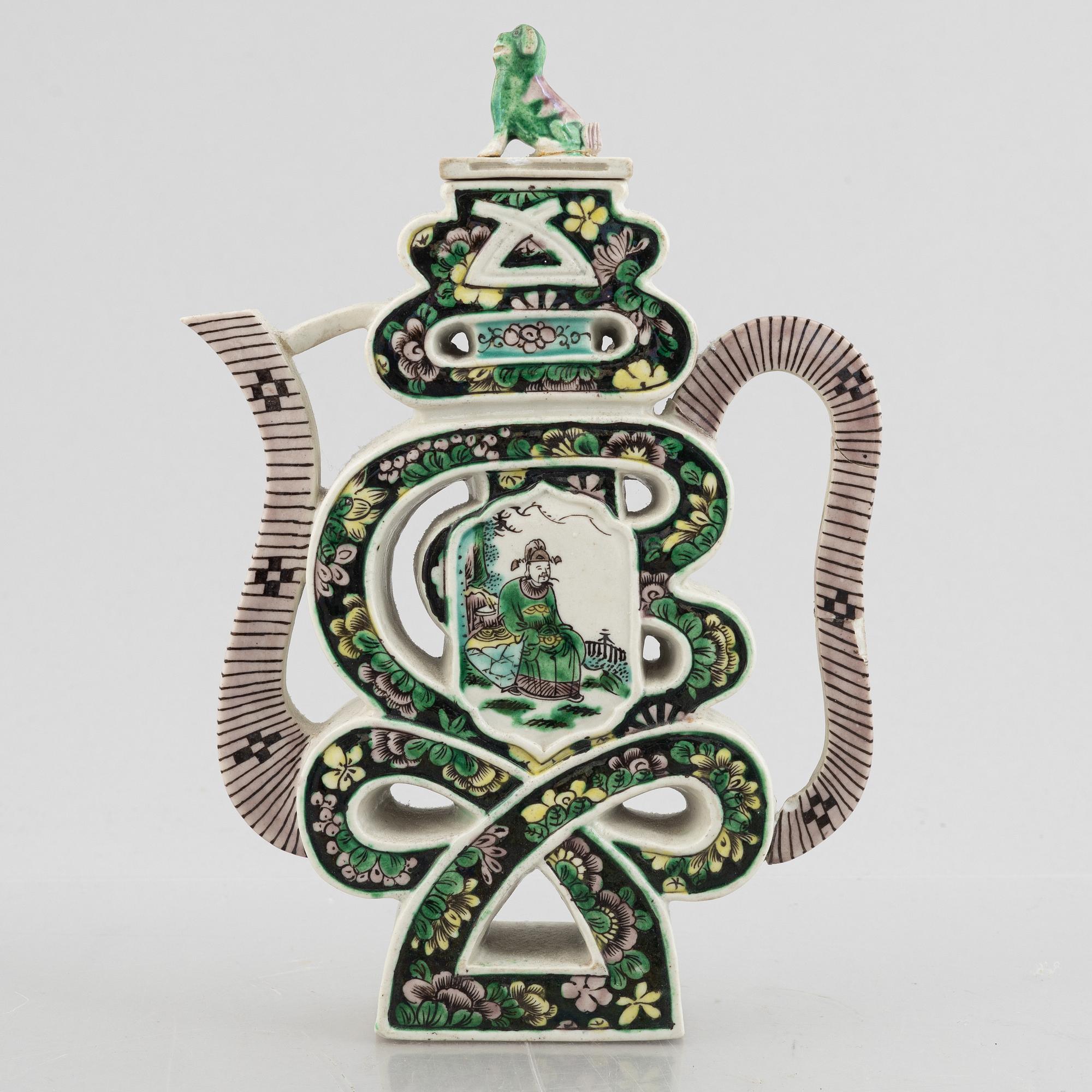 A biscuit porcelain wine pot, late Qing dynasty.