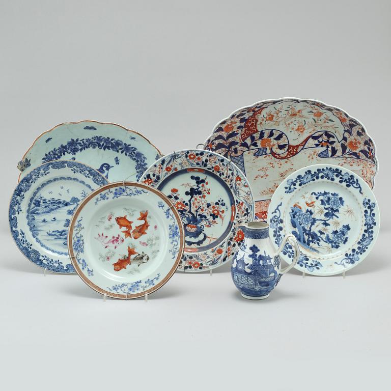 Two bowls, four plates and one jar in porcelain, China and Japan, 18th, 19th and early 20th century.