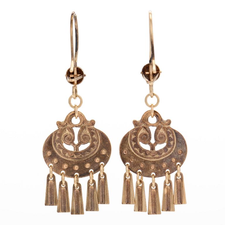 Germund Paaer, A pair of 14K gold earrings "Moon goddess". Kalevala Koru, Helsinki 2000.