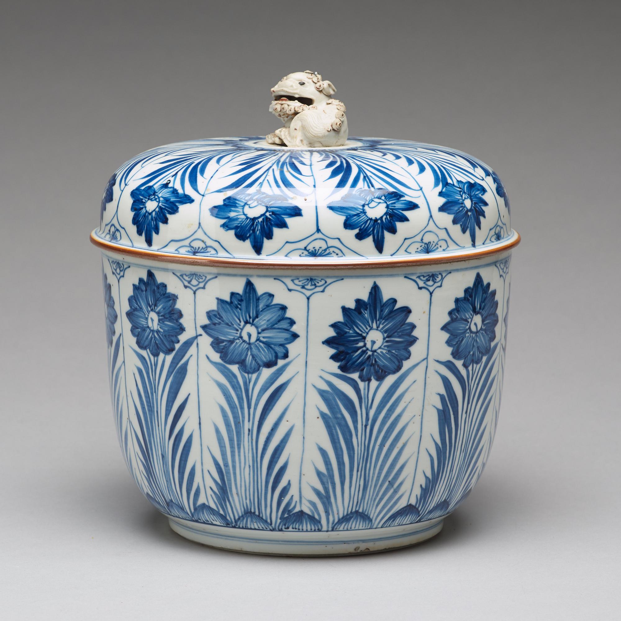 SKÅL med LOCK, porslin. Qingdynastin, Kangxi (1662-1722).