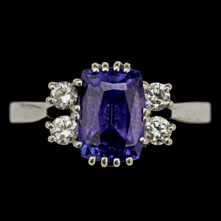 RING, 18k vitguld med 4 briljantslipade diamanter, tot 0.26 ct samt tanzanit, 2.45 ct, A & M, Göteborg, 1983. Vikt 3 g.