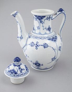 25 pieces of porcelain tableware from Royal Copenhagen, model "Musselmalet", 20th century.