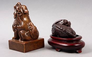 SIGILL SAMT FIGURIN, metall resp sten. Kina.