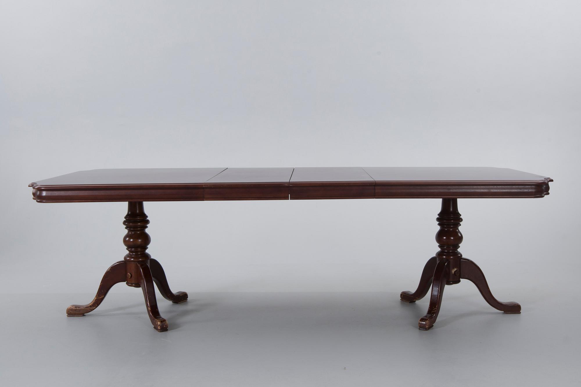 A SET OF 7 ROKOKO-STYLE DINING CHAIRS AND A TABLE, 20th century.