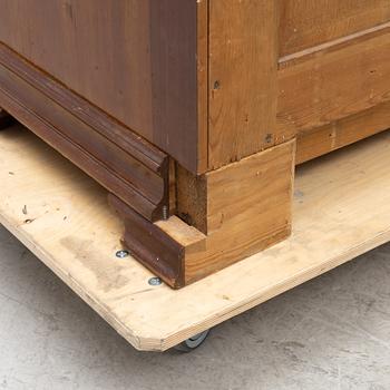 Klädskåp, jugend, 1900-talets första hälft.