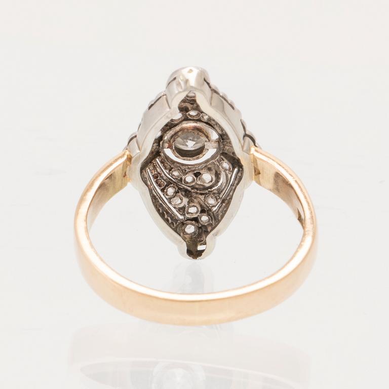An Art Deco ring in 18K white and red gold set with rose-cut and old-cut diamonds.