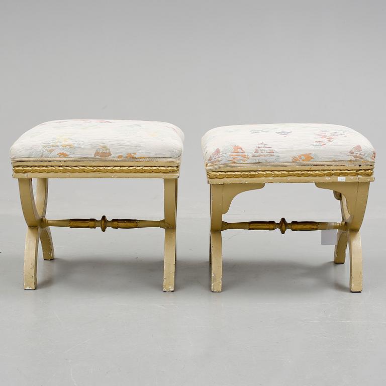 TABURETTER, ett par, sengustavianska, omkring år 1800.