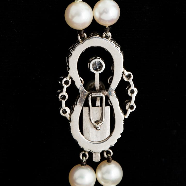 A TWO STRAND PEARL NECKLACE.