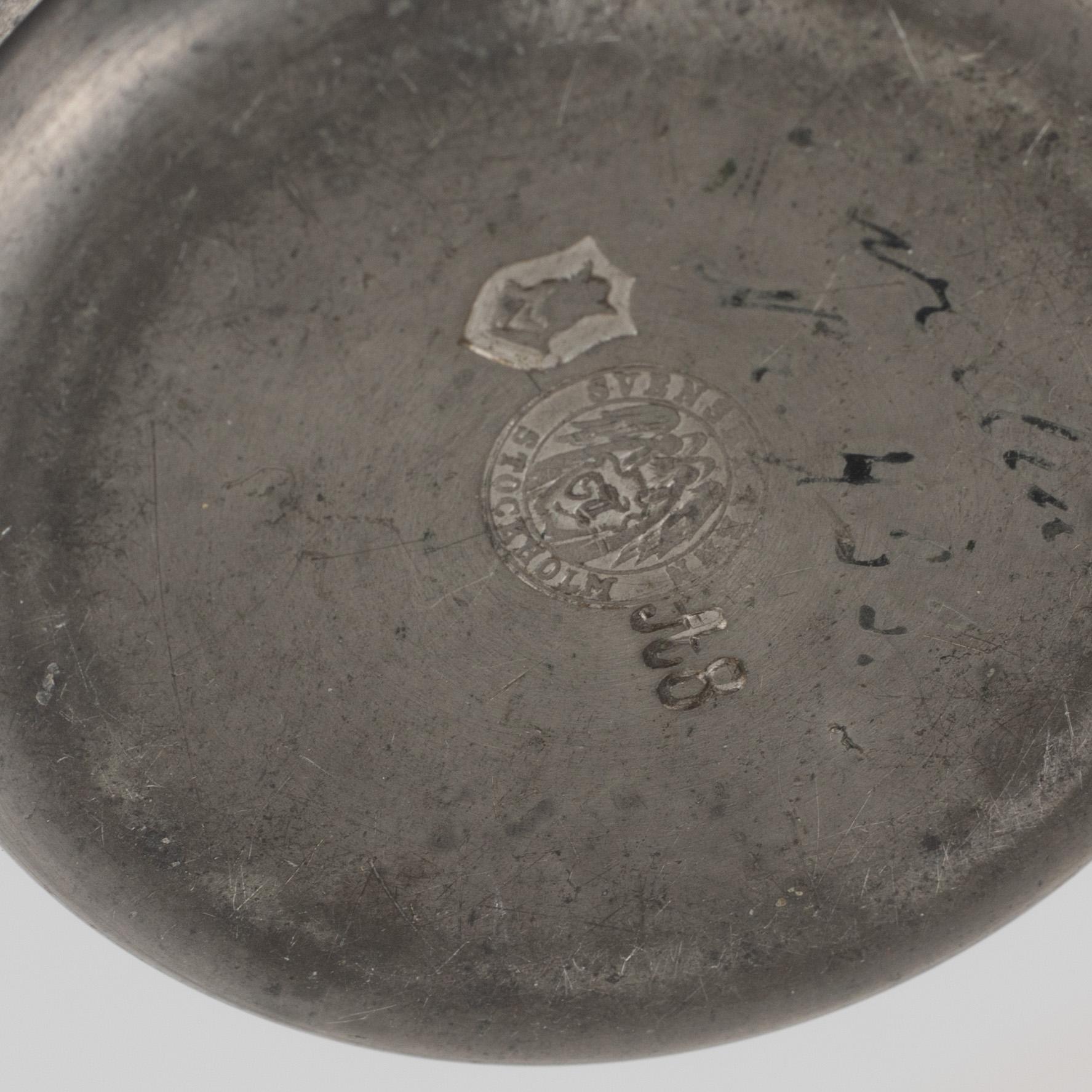 Firma Svenskt Tenn, bläckhorn samt lockask, tenn, Stockholm 1928 respektive 1927.