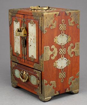 SMYCKESKRIN/MINIATYRSKÅP, Kina 1900-talets början.