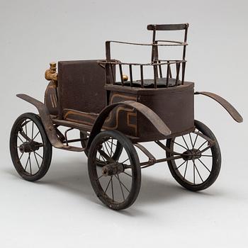 A model of a car from the early 20th century.