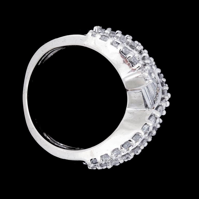 RING, 14k vitguld med baguett- o briljantslipade diamanter tot ca4,00ct. Vikt 10,8g.