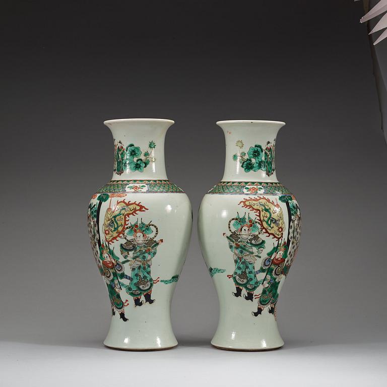 A pair of famille verte vases, late Qing dynsty (1662-1912).