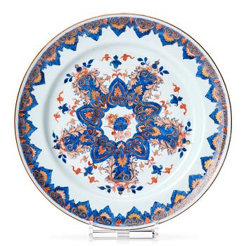 An imari serving dish, Qing dynasty, Kangxi (1662-1722).