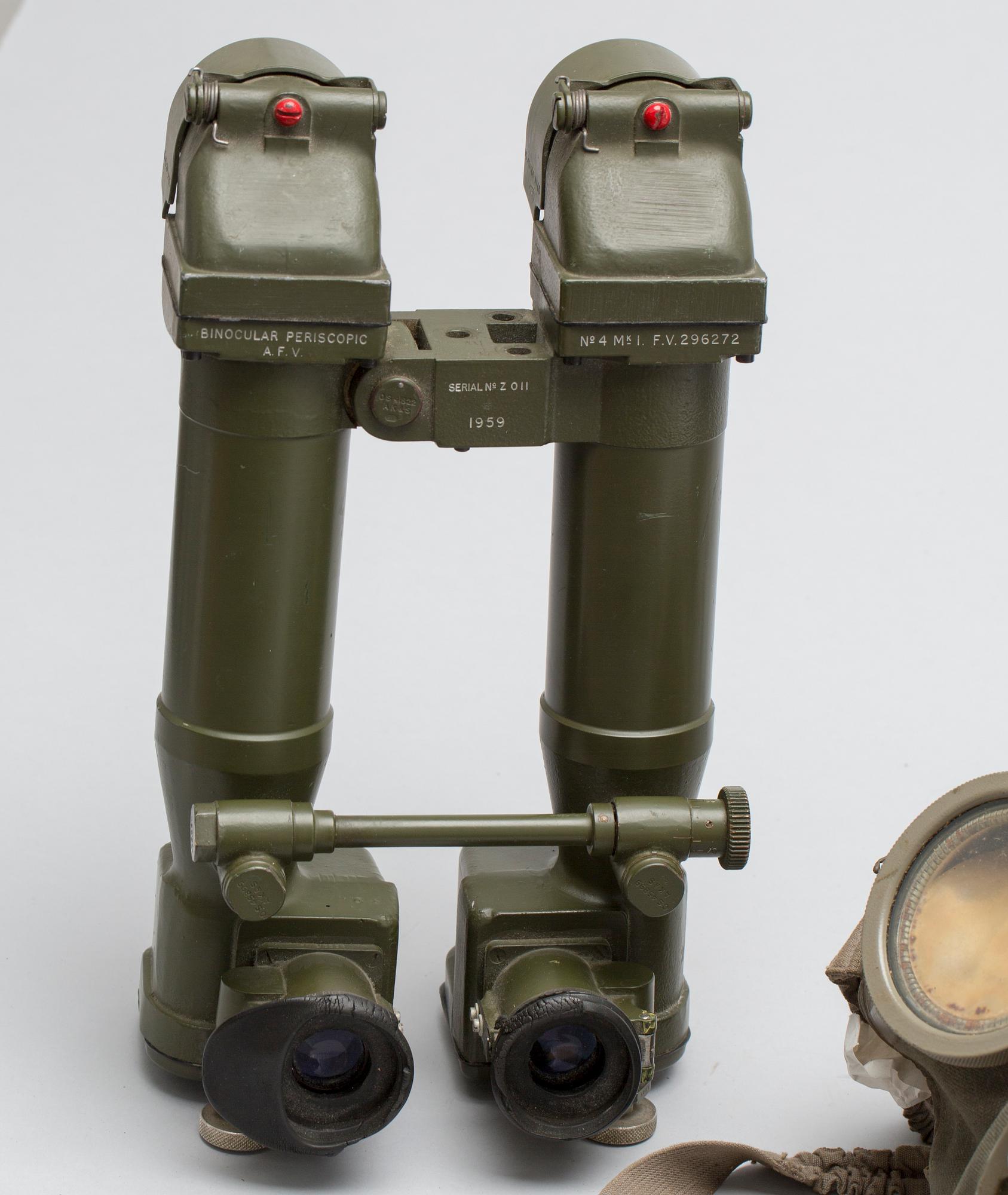 PERISKOPKIKARE, militär, samt GASMASKER, 2 st, 1900-tal.