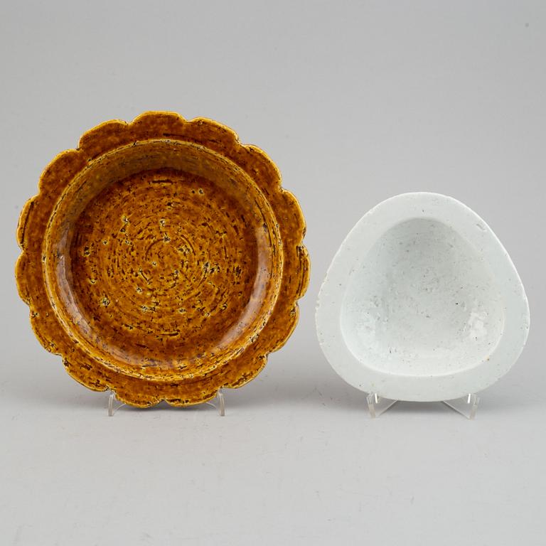 Gunnar Nylund, four stoneware dishes for Rörstrand, Sweden, mid 20th Century.