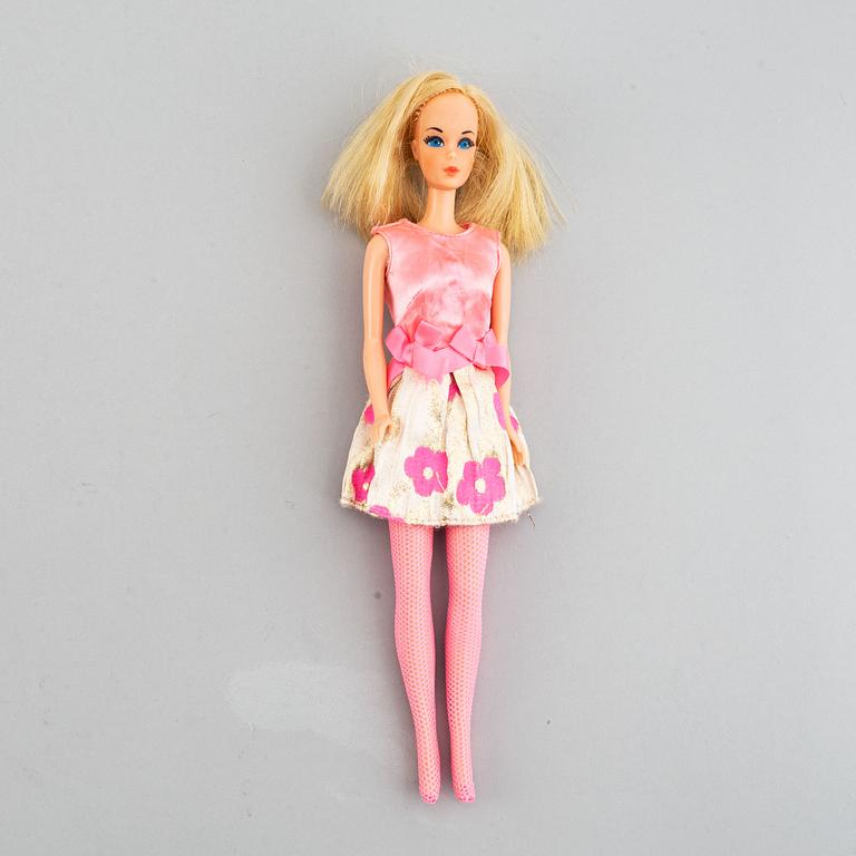 Four Barbiedolls with accessories, Mattel, 1970's.