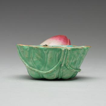 A lotusbud water dropper and basin, Qing dynasty, 19th Century.