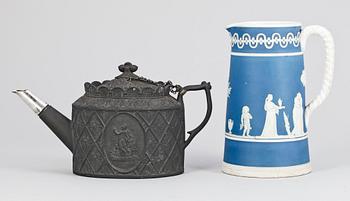 TEKANNA SAMT TILLBRINGARE, 2 st, basalt samt jasperware, Wedgwood, 1800-tal.