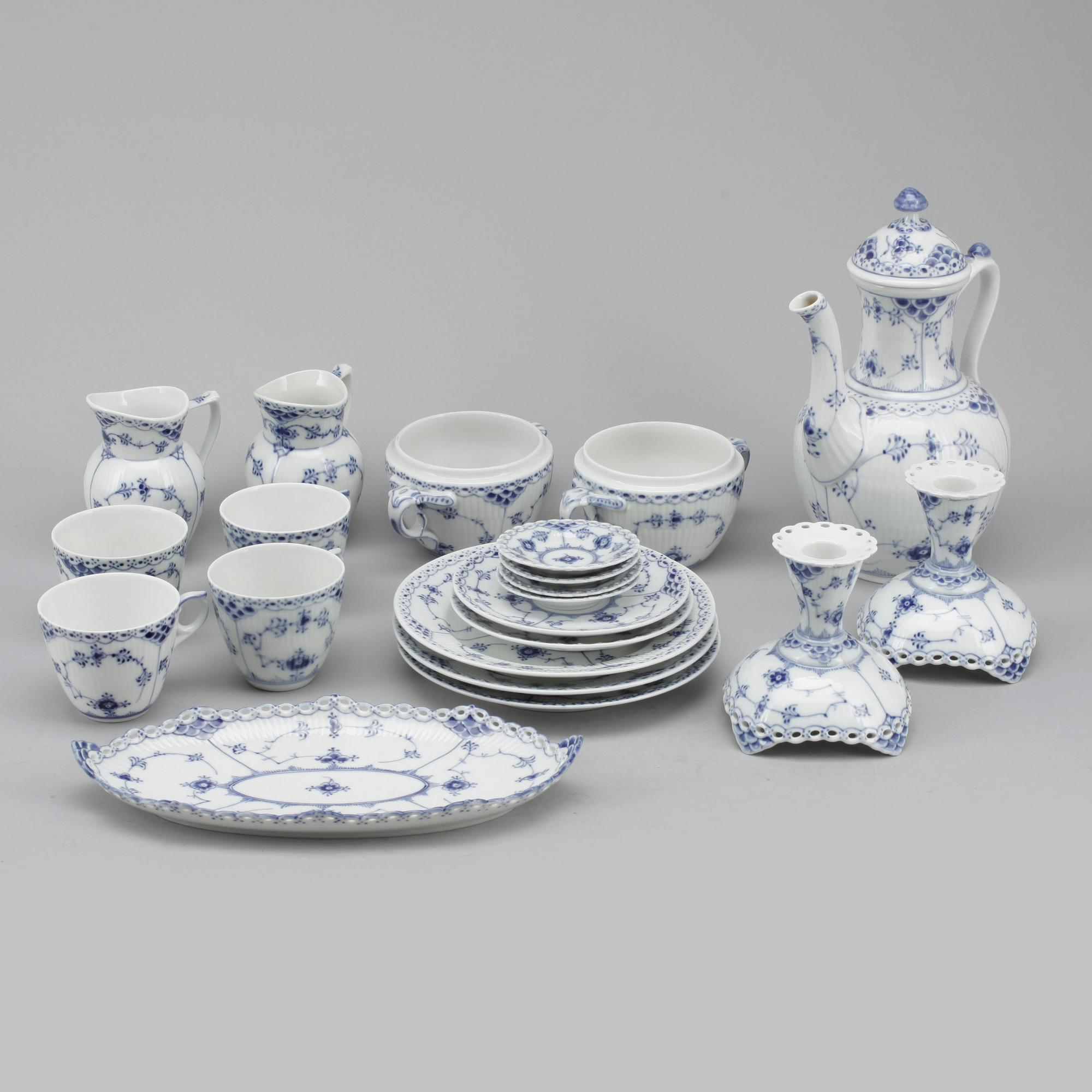 KAFFESERVIS, 69 delar, porslin, "Musselmalet", Royal Copenhagen, 1900-talets andra hälft.