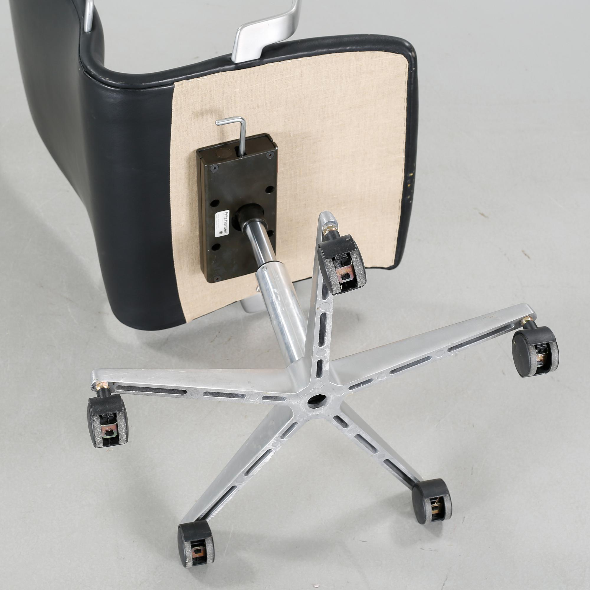 An office chair by Arne Jacobsen, "Oxford", Fritz Hansen, 1995.